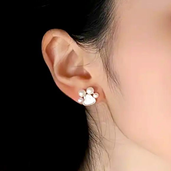 Pearlescent paw earrings gold tone NWT - Picture 9 of 9